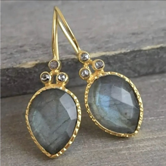 Smoky gray crystal in bright golden upside down teardrop earrings. NIP - Picture 5 of 7